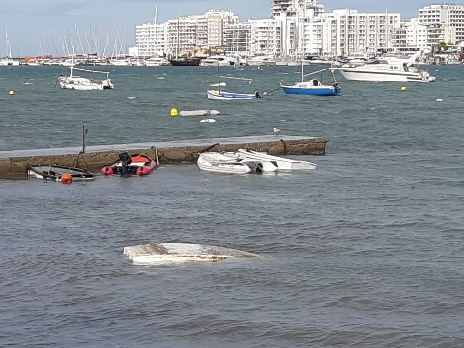 Embarcaciones varadas en la bahía