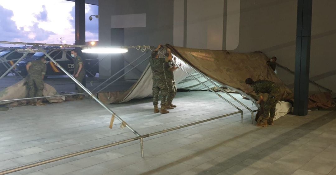 Militares trabajando en la instalación de las carpas. EJÉRCITO DE TIERRA
 