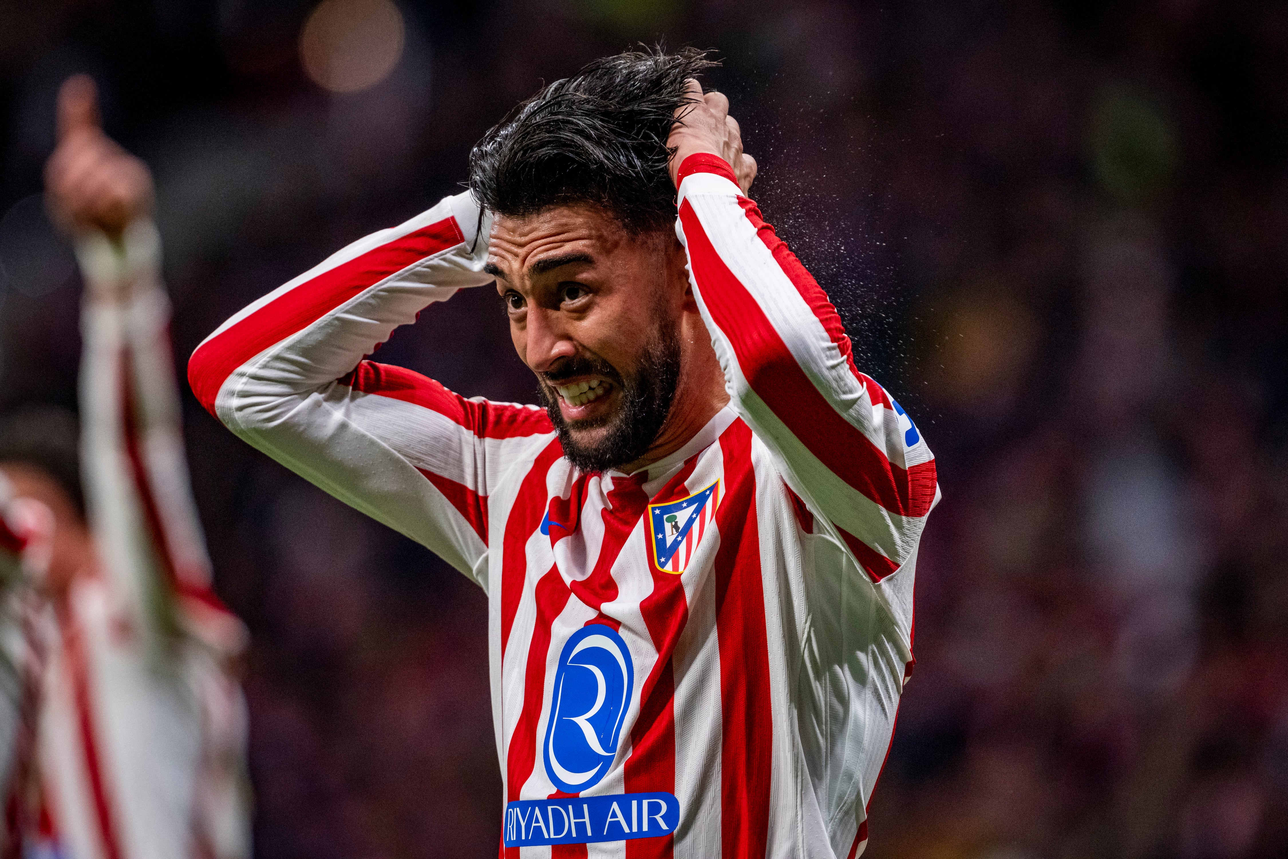 Nico González se lamenta durante un partido del Atlético de Madrid