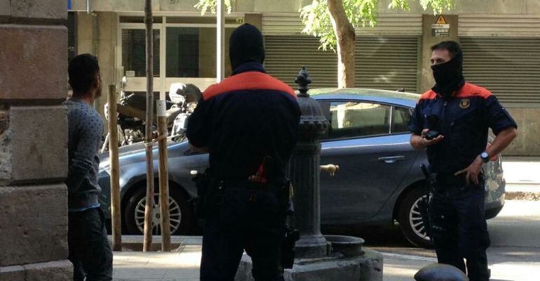 Los Mossos detienen a un indivíduo en el barrio de Ciutat Vella, en Barcelona 