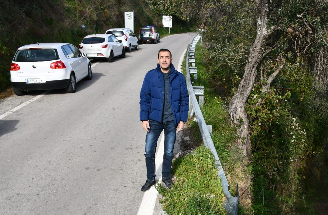 Eugenio Márquez en uno de los accesos al municipio serrano