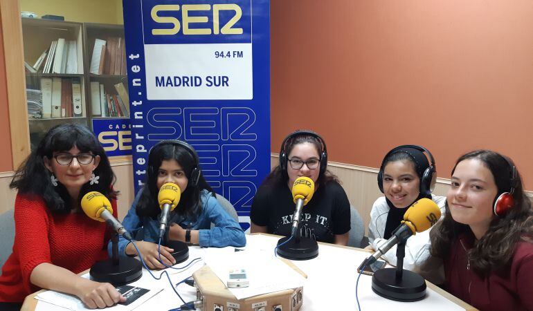 Rosa Fabuel, profesora (i), junto a Katherine, Ainara, Aicha y Sara.
