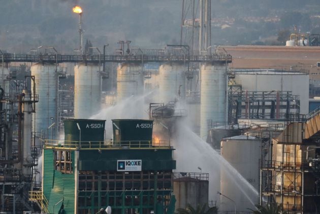 Los bomberos trabajan en la extinción del incendio tras la explosión en Tarragona.