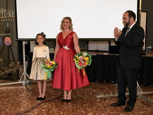El presidente de la FdF, Telmo Gadea, jutno a las Falleras Mayores de 2022 en el acto de su despedida.