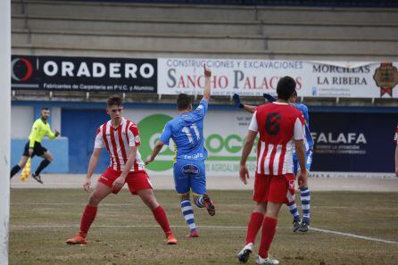 Adeva (11) con el delo levantado celebra uno de sus tres tantos ante los berciano.