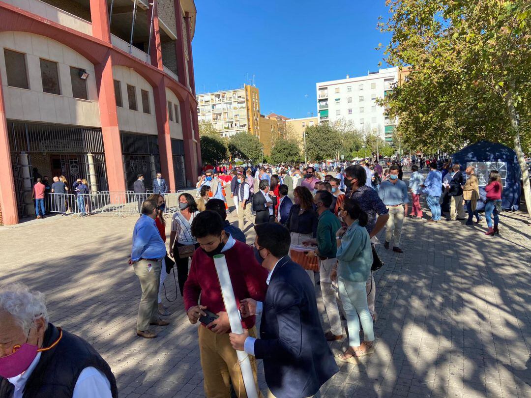 Cola ante una de las puertas de la plaza de Los Califas.