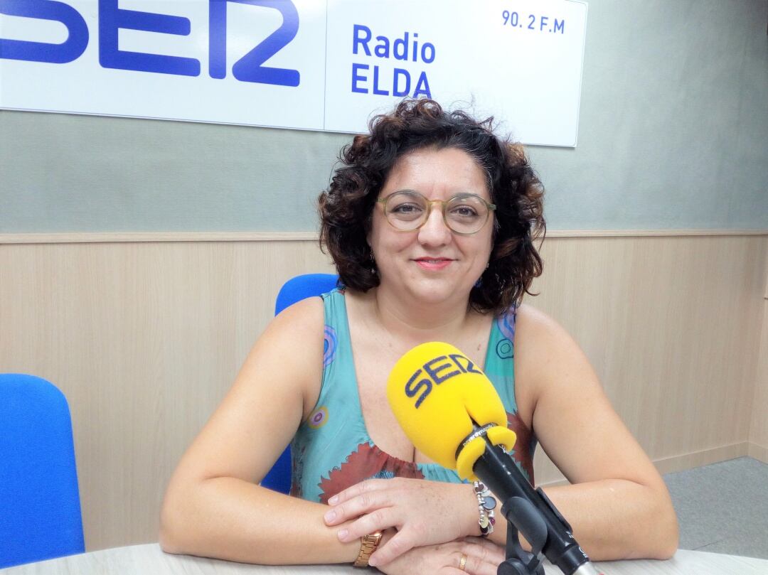 Virtudes Hernández, farmacéutica, en el estudio de Radio Elda SER