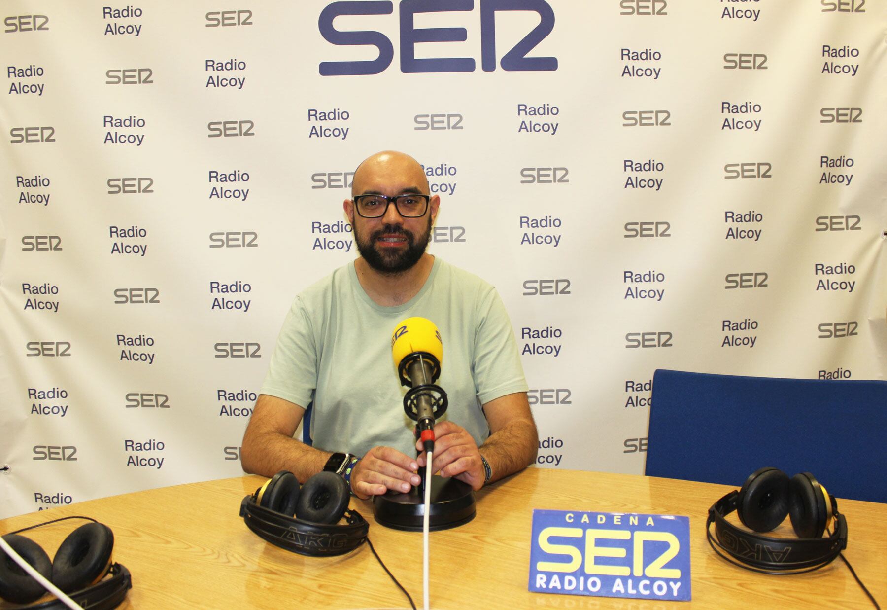 Jordi Chirlaque, en el estudio central de Radio Alcoy