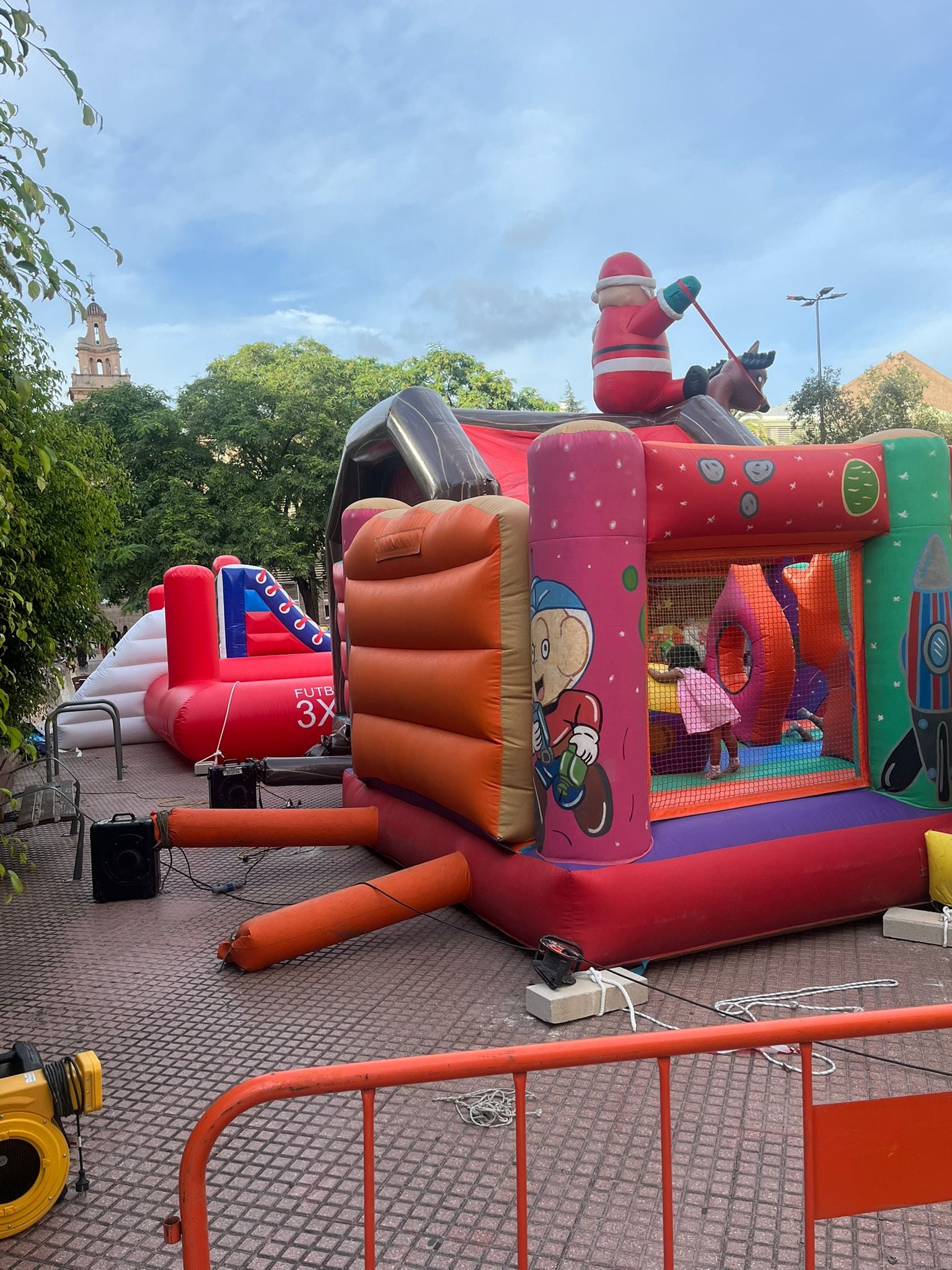 Castillo hinchable del Street Park que, presuntamente, estaba mal anclado