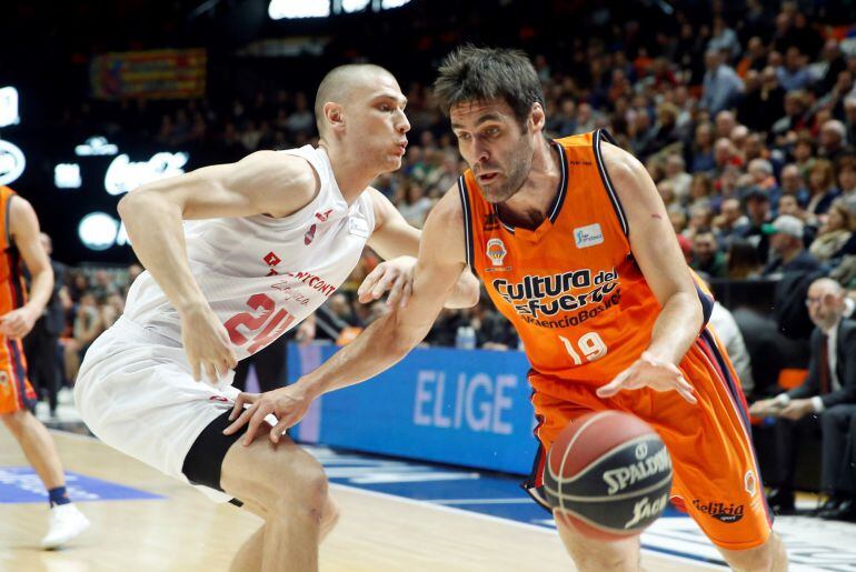 El alero del Valencia Basket, Fernando San Emeterio,d., trata de vencer la oposición del pívot del Tecnyconta, Michal Michalak, durante el encuentro de la jornada 16 de la Liga ACB que disputan esta tarde en el pabellón Fuente San Luis.