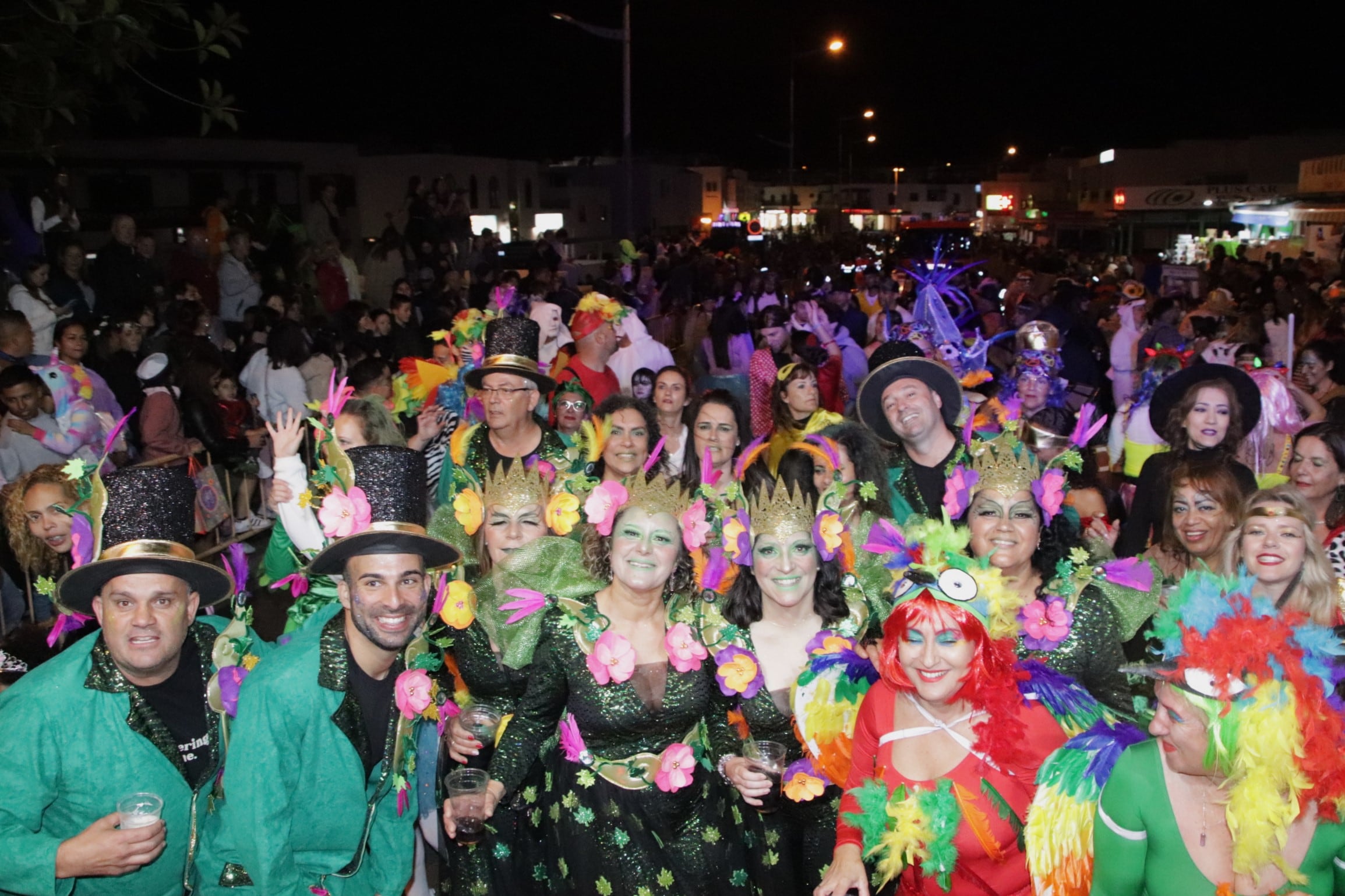 Autoridades municipales en el desfile de los carnavales de Playa Blanca.