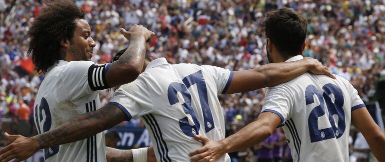 El jugador Mariano Díaz celebra con sus compañeros Marcelo y Marco Asensio el tercer gol del partido