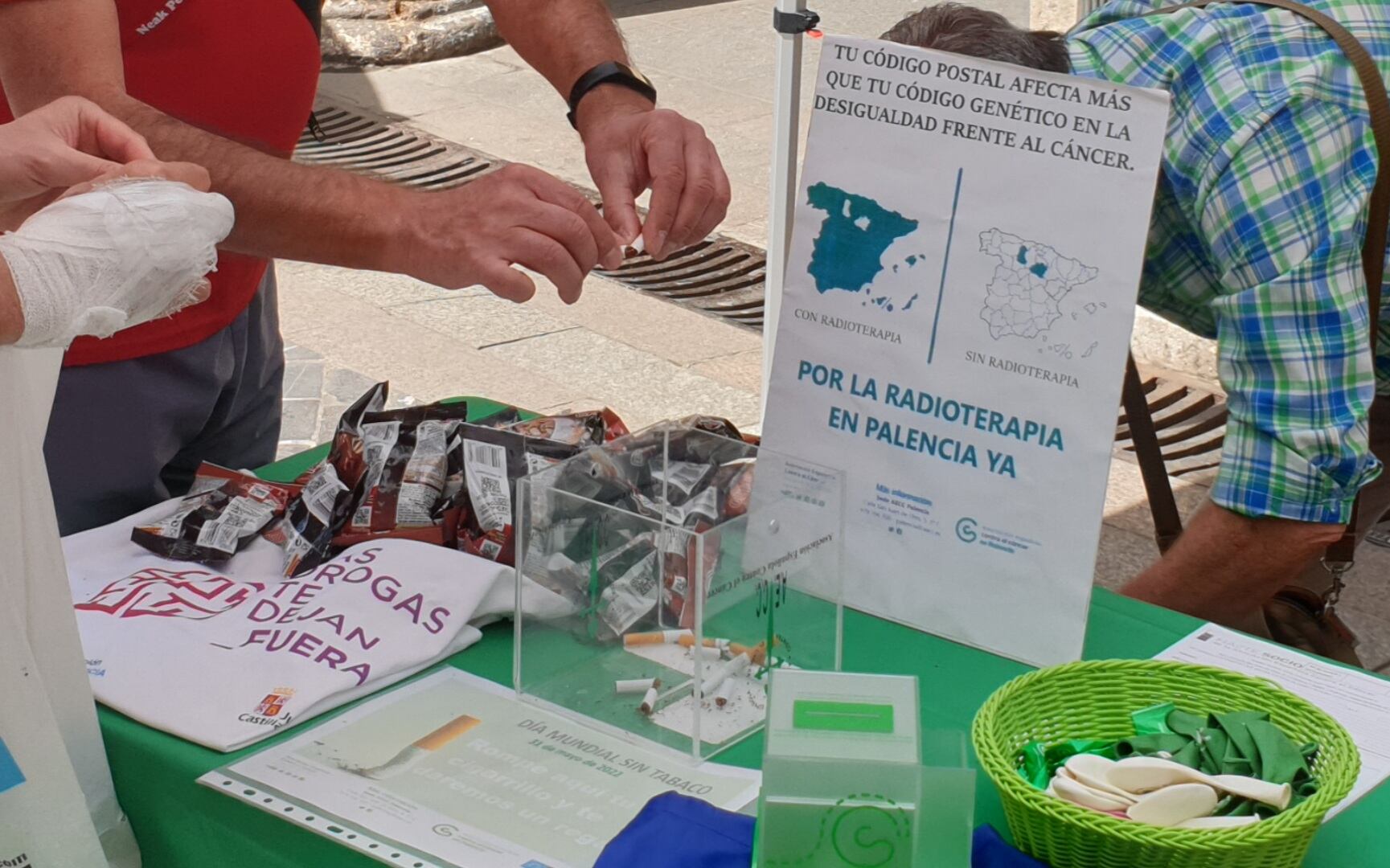 AECC informa en Palencia del peligro de fumar en el Día Mundial Sin Tabaco