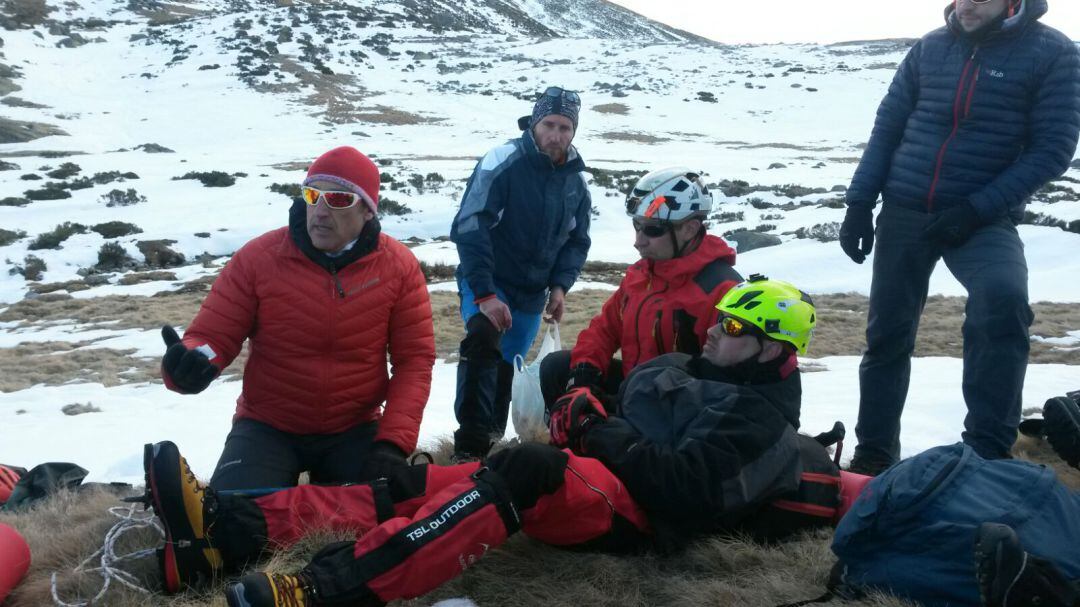 Pedro Partal (i) impartiendo un curso de seguridad en montaña en Gredos