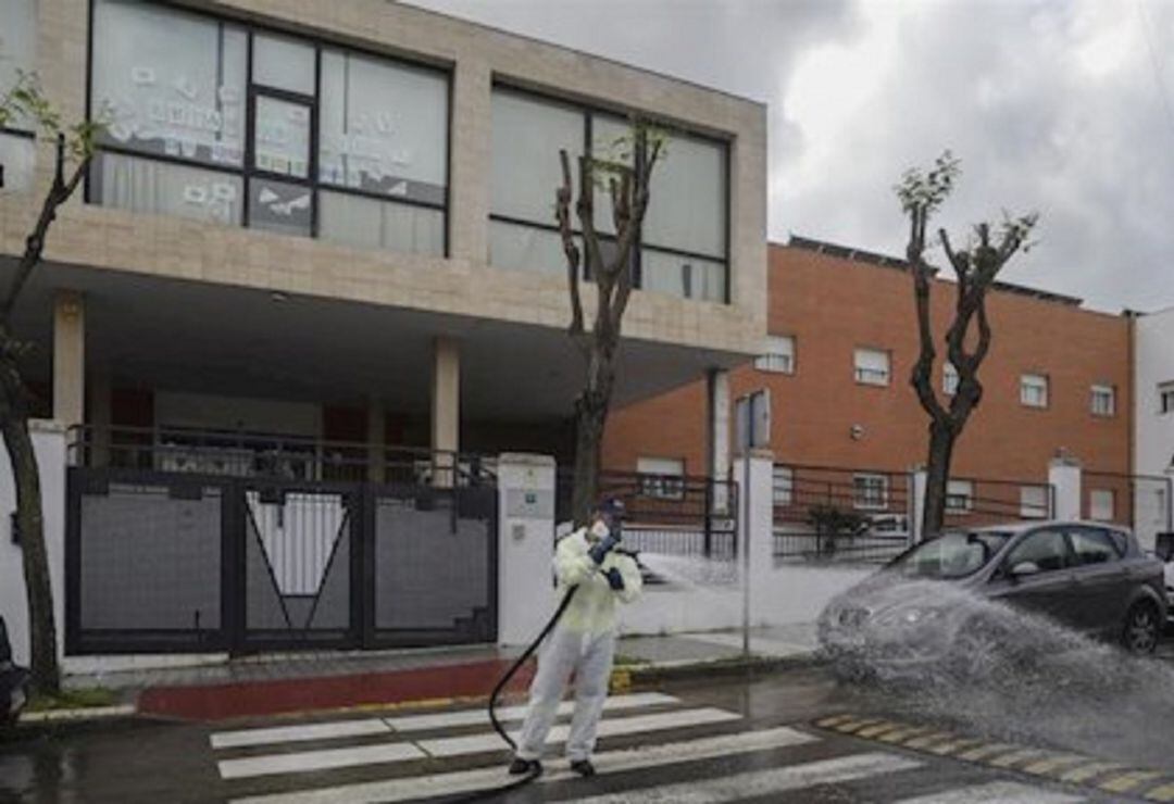 Un miembro de la UME desinfecta la calle donde se encuentra la residencia