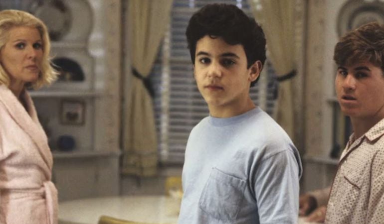 La actriz Alley Mills, junto a los jóvenes Fred Savage y Jason Hervery.