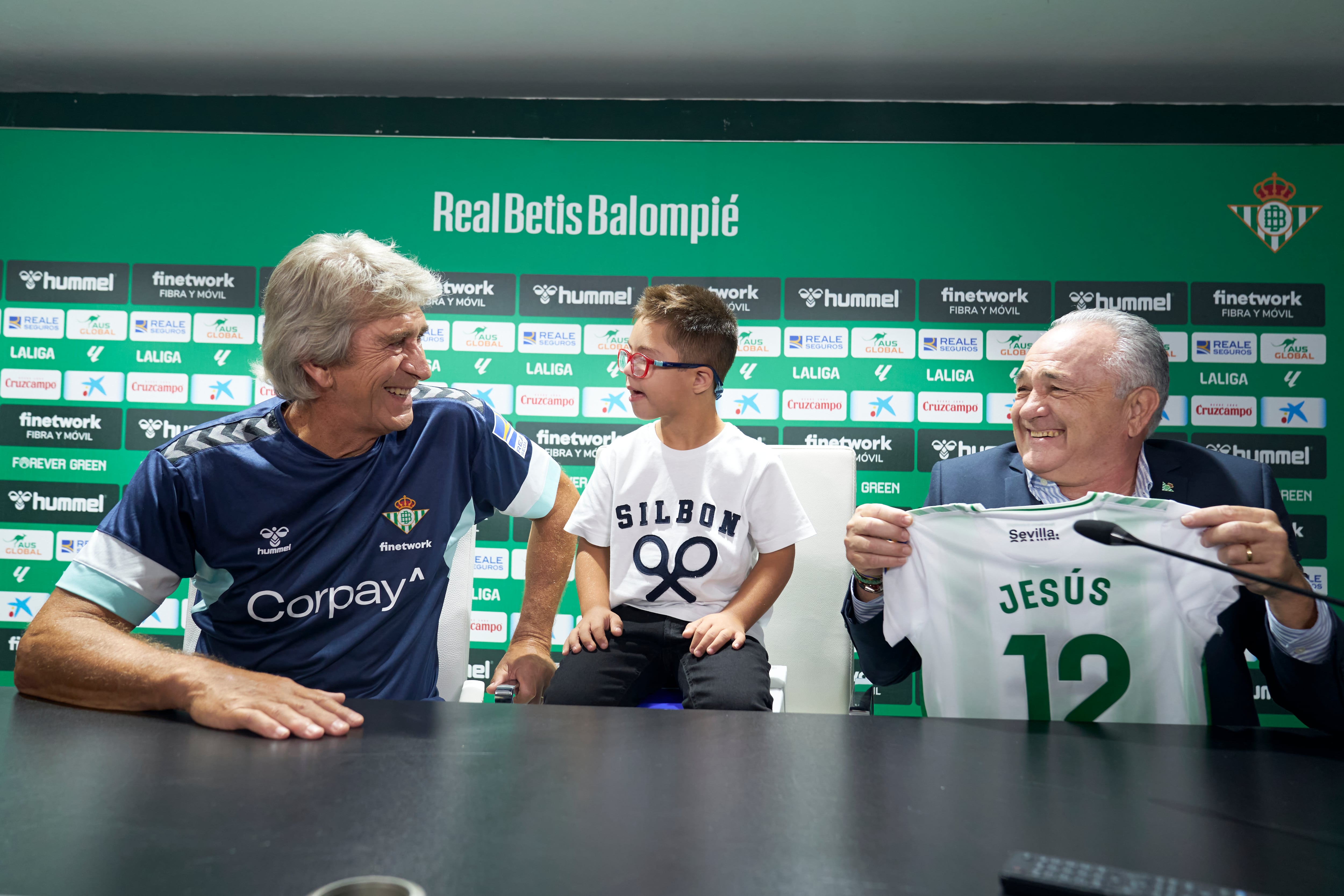 Jesús entre Manuel Pelegrini y Rafael Gordillo Vázquez