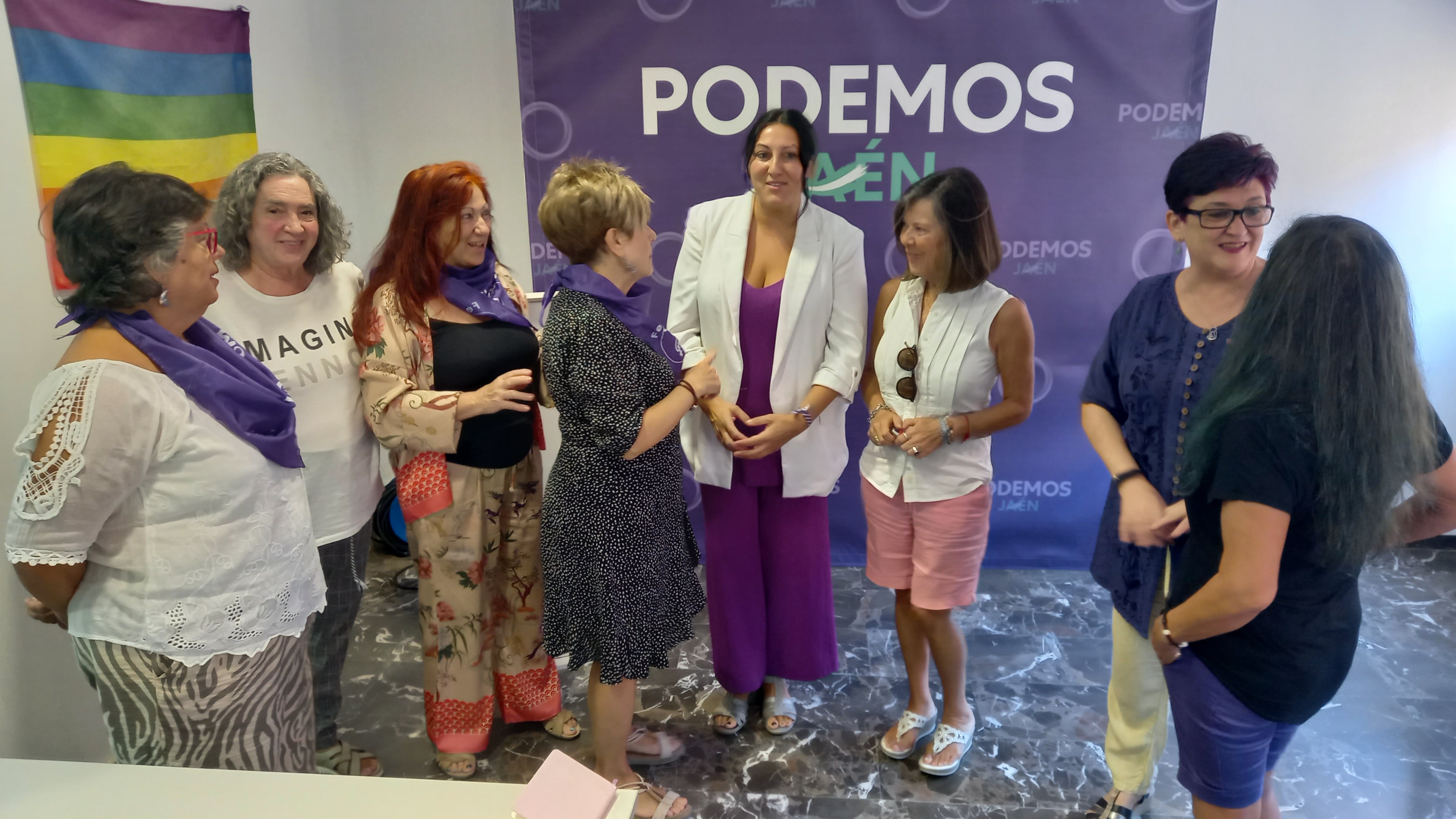 Reunión de la parlamentaria de Por Andalucía y secretaria institucional de Podemos Andalucía, Alejandra Duran, con la plataforma Feministas 8M Jaén.