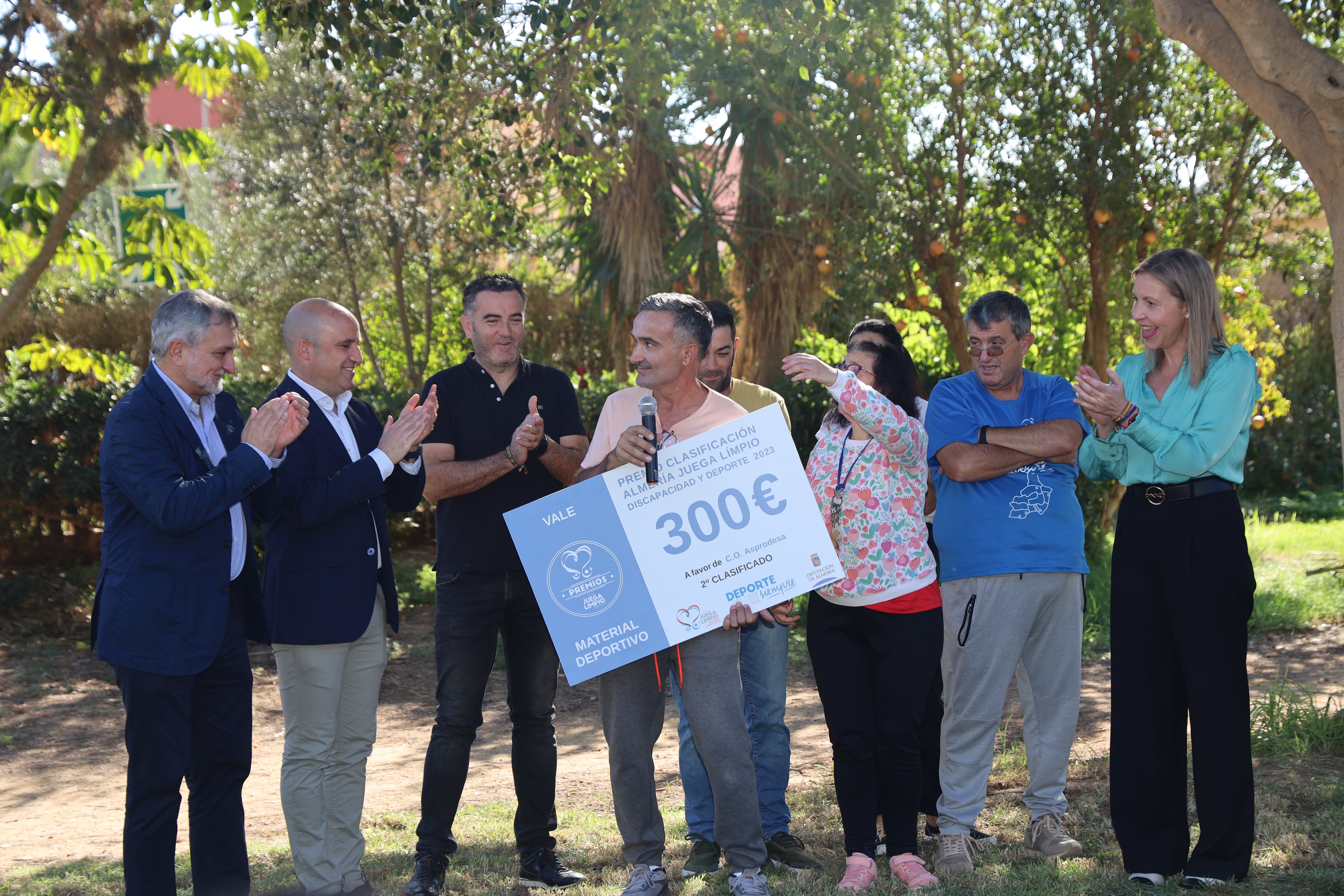 Posando con el cheque.