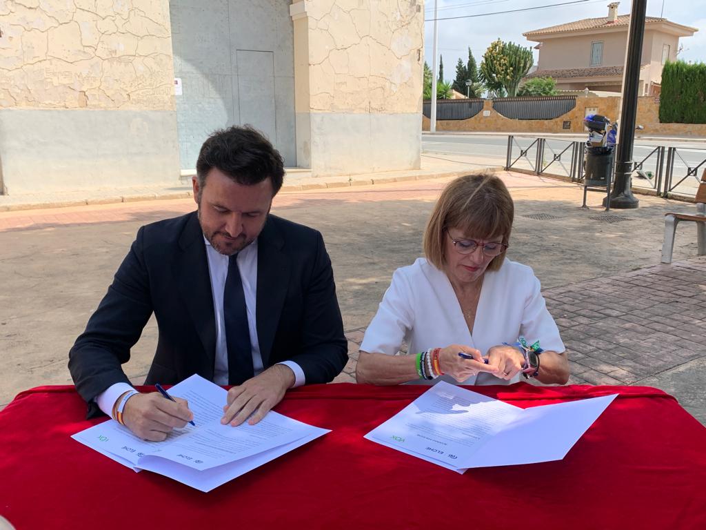 Pablo Ruz (PP) y Aurora Rodil (Vox) en la firma del pacto de gobierno en Elche