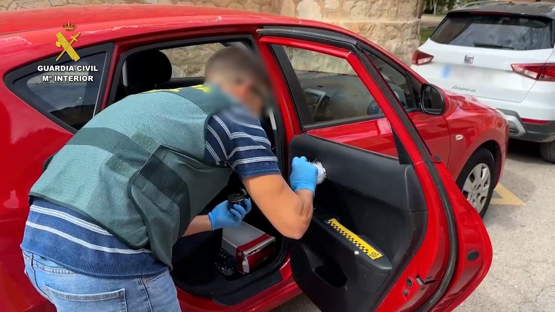 Todos los coches presentaban el mismo patrón: la fractura de una ventanilla delantera con un objeto contundente
