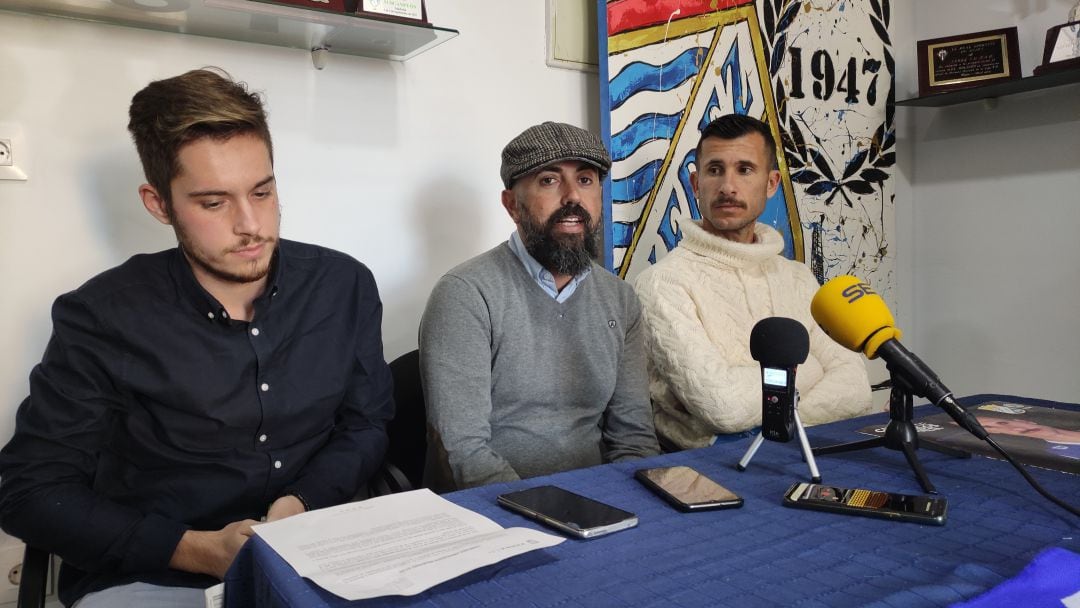 Titin junto a Colorado y el jefe de prensa del club