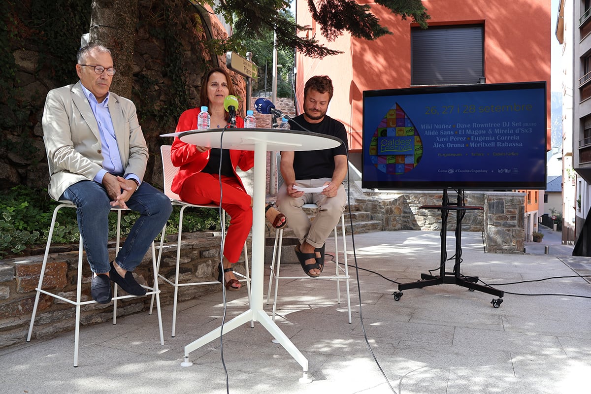 El conseller de Cultura i Promoció Econòmica d'Escaldes-Engordany, Valentí Closa, la cònsol major d'Escaldes-Engordany, Rosa Gili, i el coordinador de Music People, Bernat Muntaner, durant la presentació del festival Caldes.