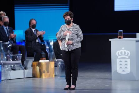 Dolores Corbella en el momento de la entrega de su galardón como Premio Canarias de la Innovación e Investigación