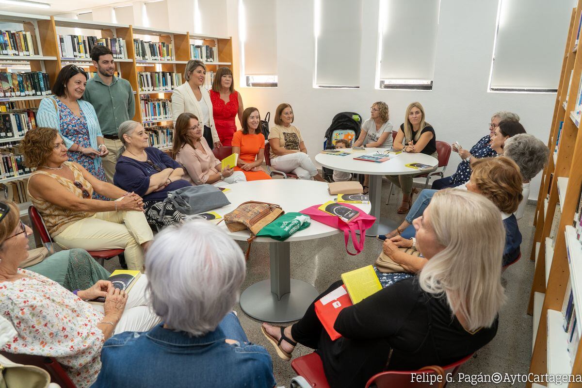 Visita de la alcaldesa a la biblioteca Rafael Rubio de Los Dolores