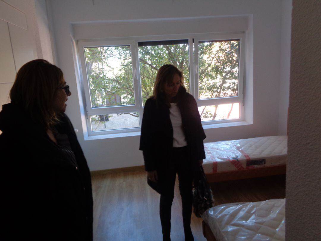 Raquel González, alcaldesa, y María Ángeles Marín, edil de Juventud, en una reciente visita al albergue