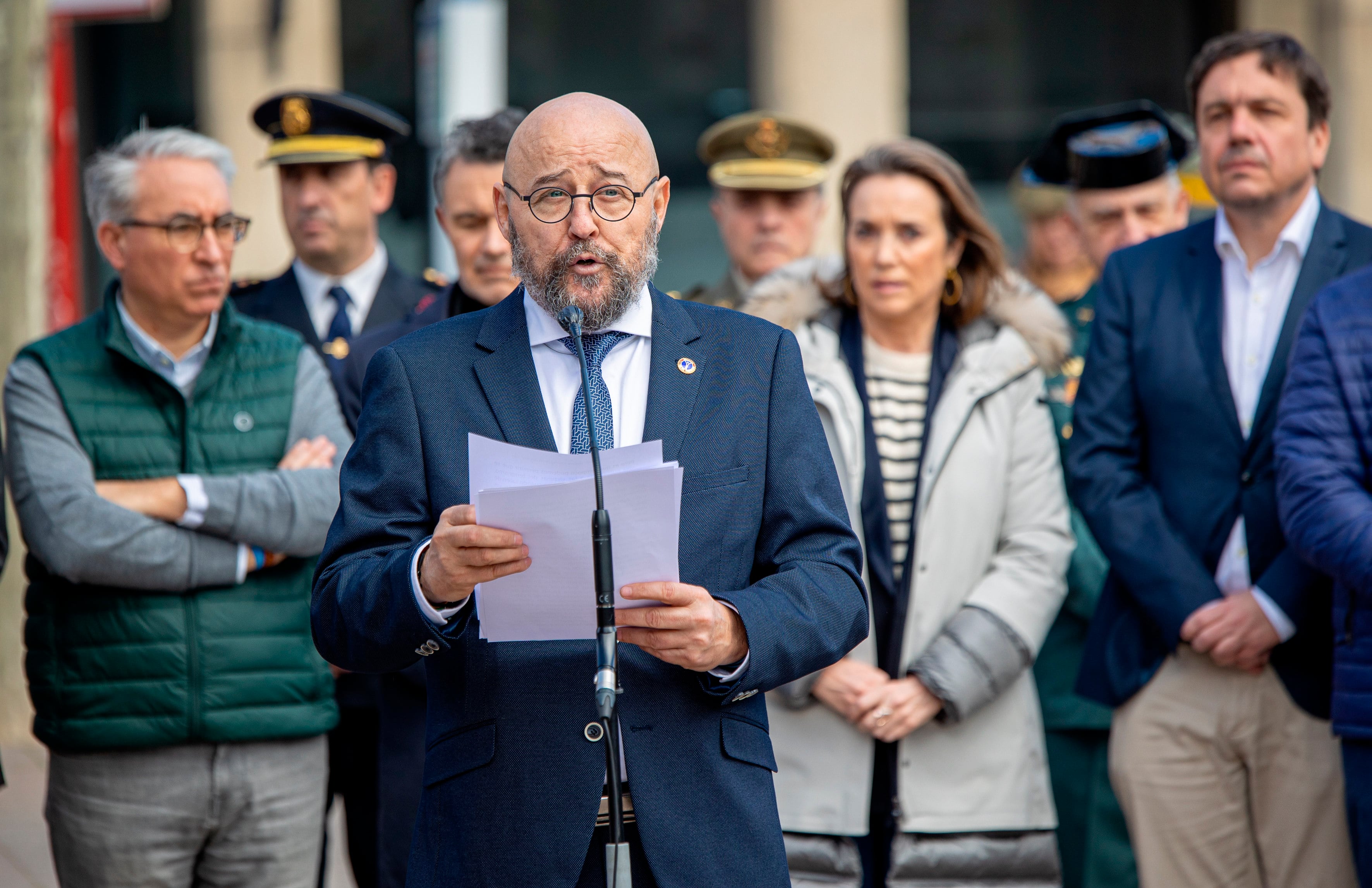 LOGROÑO, 11/03/2023.- El vicepresidente y delegado de la Asociación de Víctimas del Terrorismo en La Rioja (AVTR), Víctor López, durante su discurso este sábado en el acto en conmemoración del Día Europeo de las Víctimas del Terrorismo, celebrado junto al monumento dedicado a las mismas en Logroño y en el que se ha hecho un especial recuerdo a los atentados del 11 de marzo, que tuvieron lugar en Madrid hace 19 años. EFE/Raquel Manzanares
