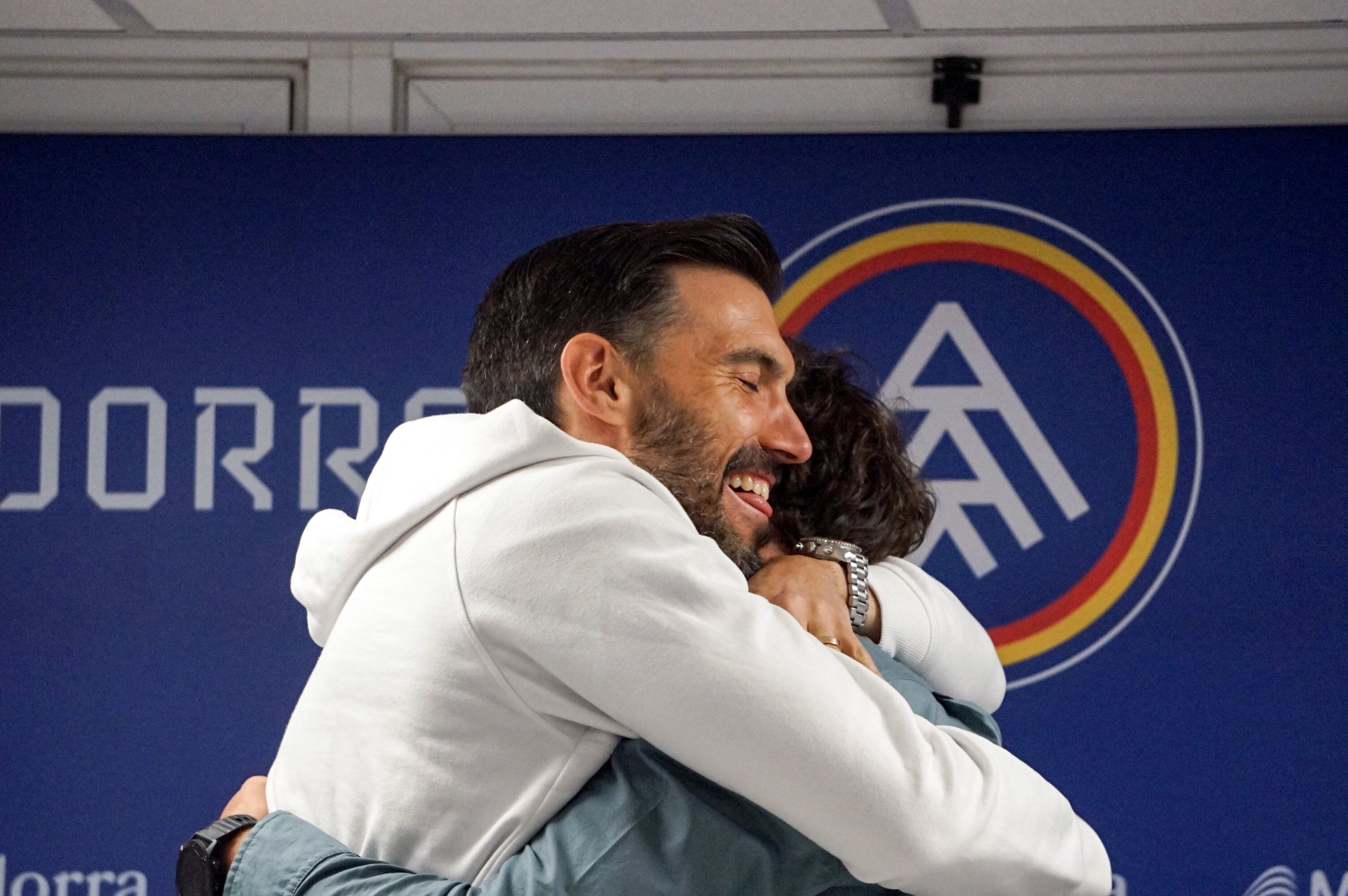 Eder Sarabia s'acomiada de forma molt emotiva de l'FC Andorra, abraçant-se al director esportiu, Jaume Nogués, en l'acte públic d'aquest dimecres.