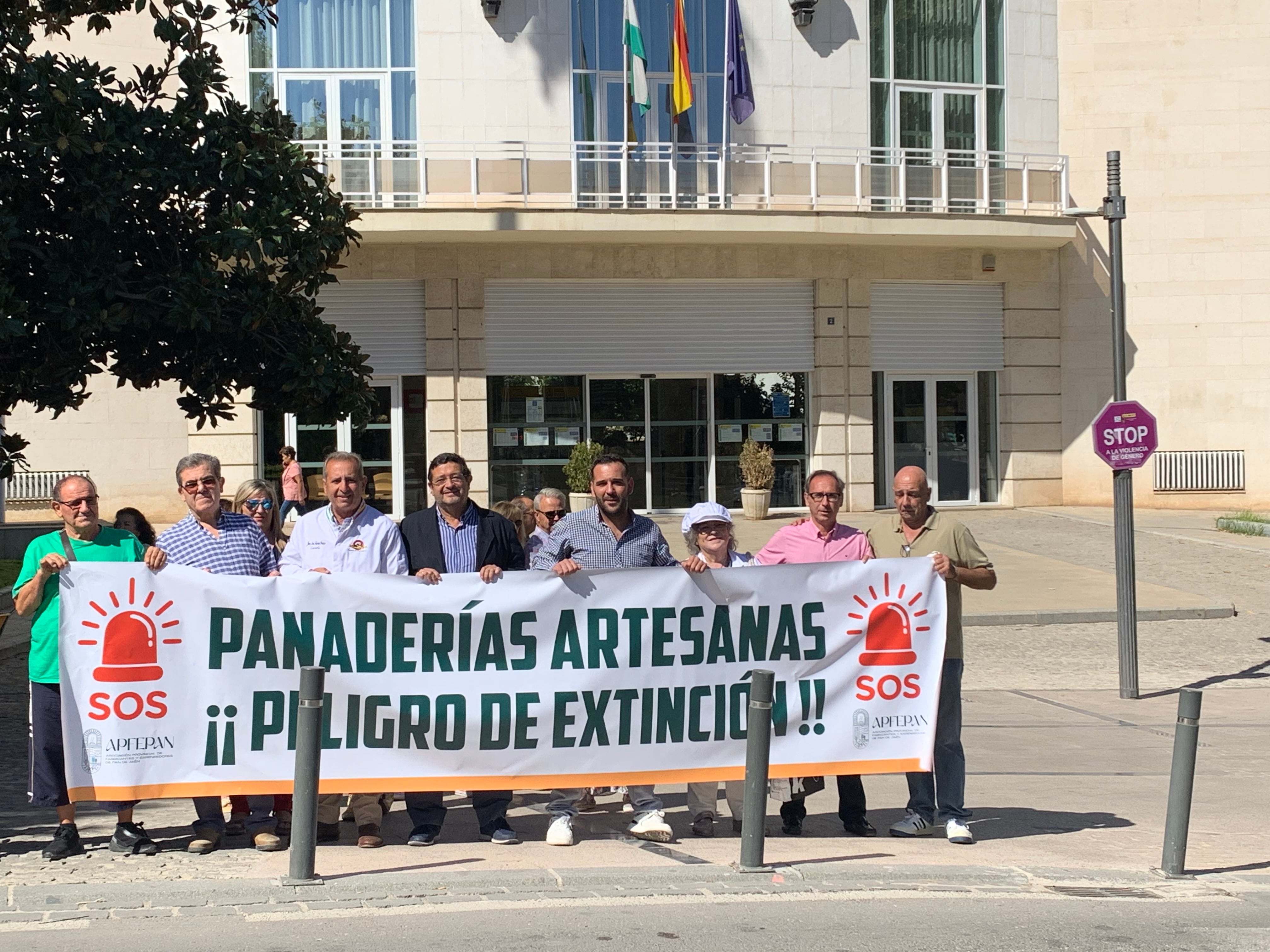 Asistentes a la protesta de los panaderos jienenses.