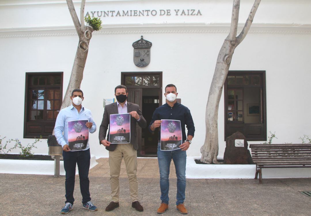 El alcalde Yaiza, Óscar Noda (centro), el concejal de Deportes, Ángel Lago (der.), y el director de Bestial Race, Alfredo López, enseñando el cartel de la prueba.