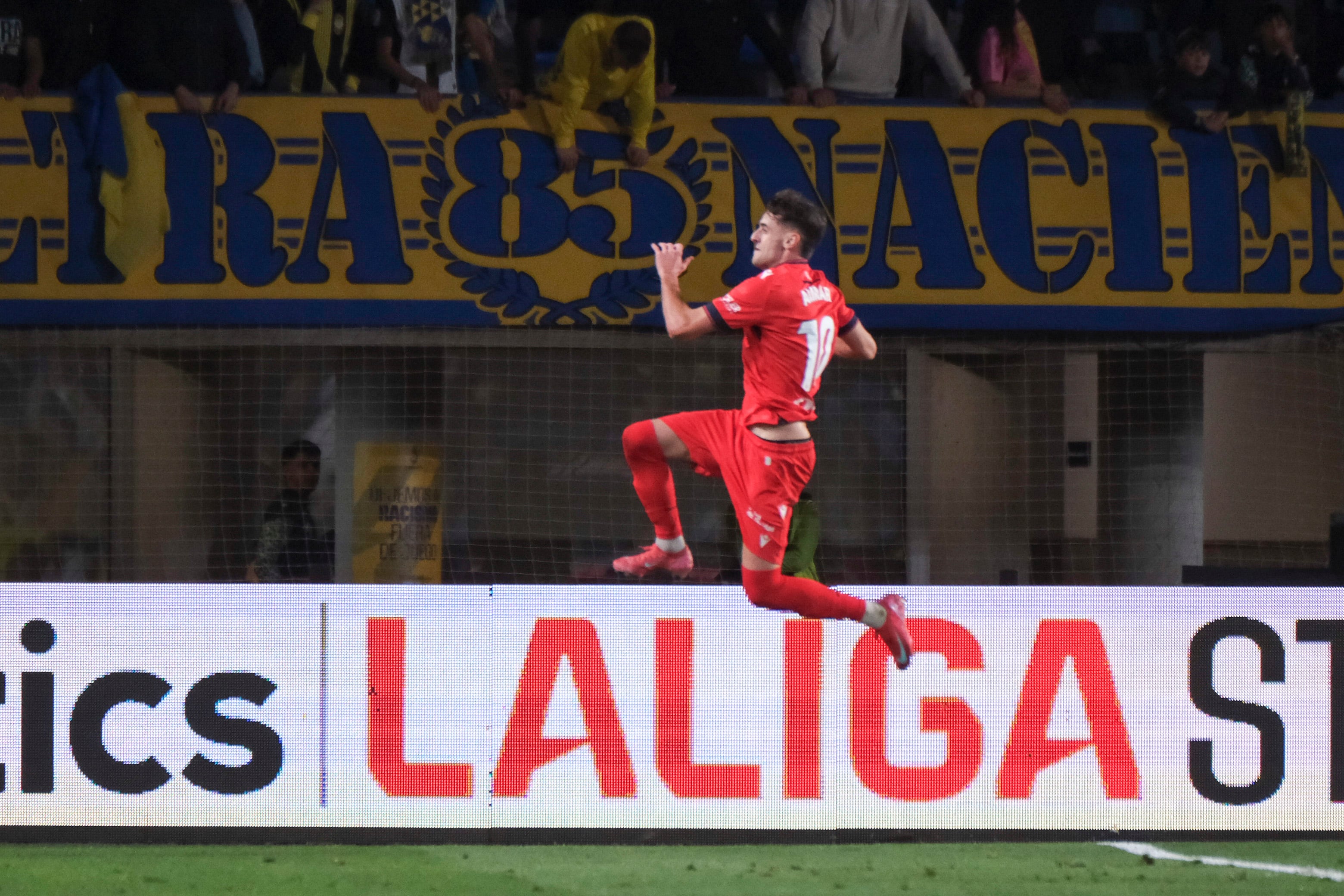 Aimar Oroz celebra el gol que adelantaba a Osasuna en el estadio de Gran Canaria antes del empate de Las Palmas 