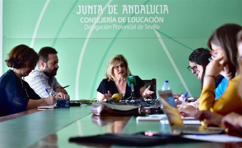 Maria Francisco Aparicio, delegada de educación, durante la rueda de prensa