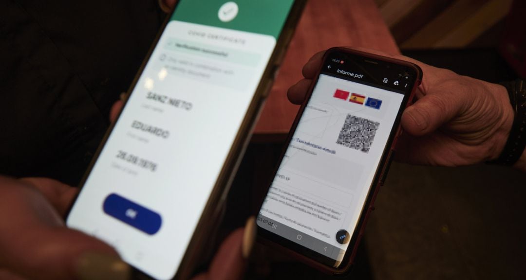 Una persona muestra su certificado de vacunación contra la COVID-19.