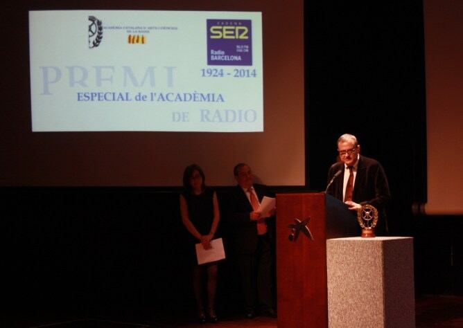El director de Ràdio Barcelona i de la SER a Catalunya, Josep Maria Girona, rep el premi a Ràdio Barcelona pels seus 90 anys de vida