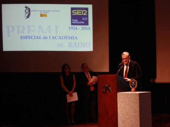 El director de Ràdio Barcelona i de la SER a Catalunya, Josep Maria Girona, rep el premi a Ràdio Barcelona pels seus 90 anys de vida