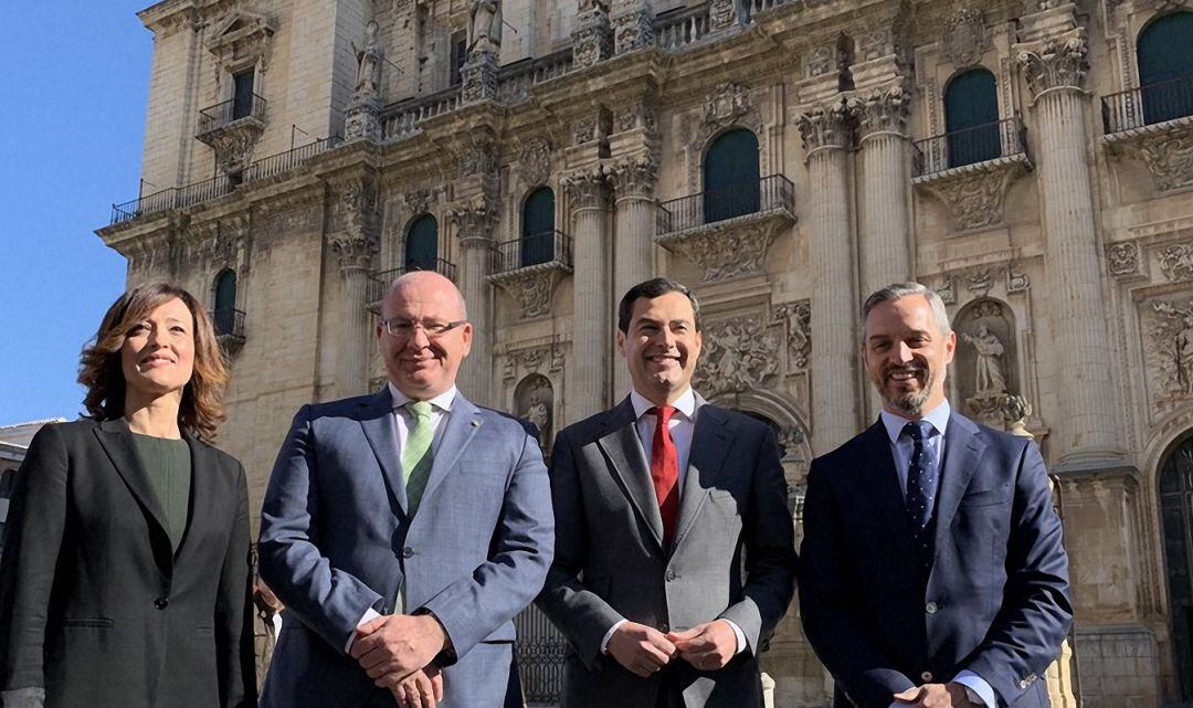 De izquierda a derecha: Maribel Lozano, delegada de la Junta en Jaén; Javier Márquez, alcalde de Jaén; Juanma Moreno, presidente de la Junta de Andalucía y Juan Bravo, consejero de Hacienda.