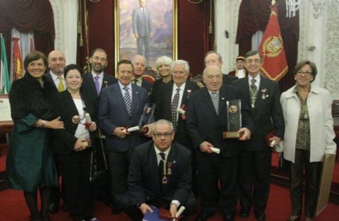 Briceño, tercera por la izquierda, recibiendo un reconocimiento en el Ayuntamiento de Cádiz.