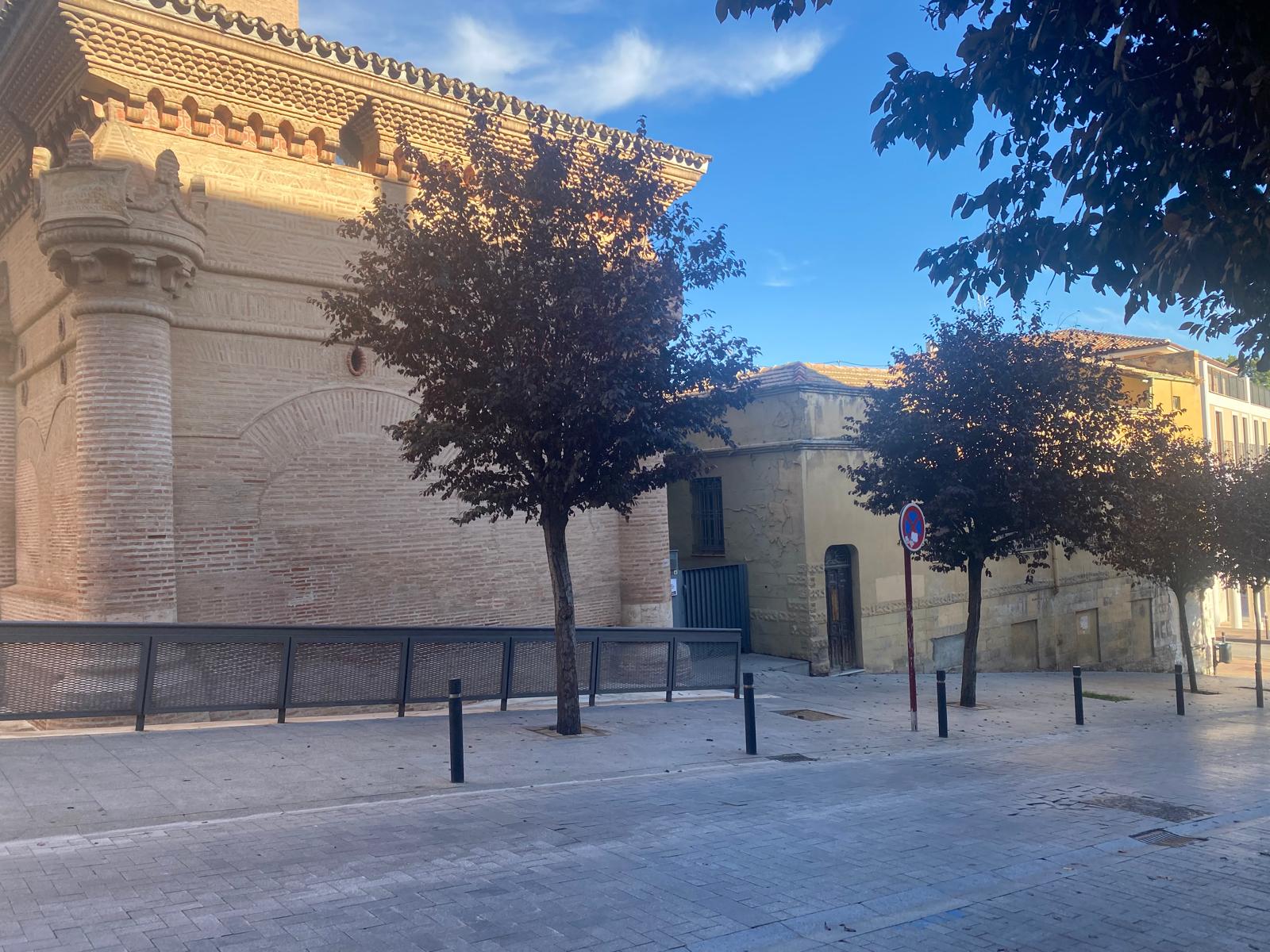 Capilla Luis de Lucena (arriba) y edificio de la gasolinera (abajo)