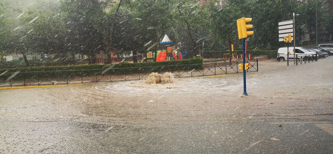 Varias calles de Fuenlabrada quedaron anegadas por la fuerte tromba de agua del jueves