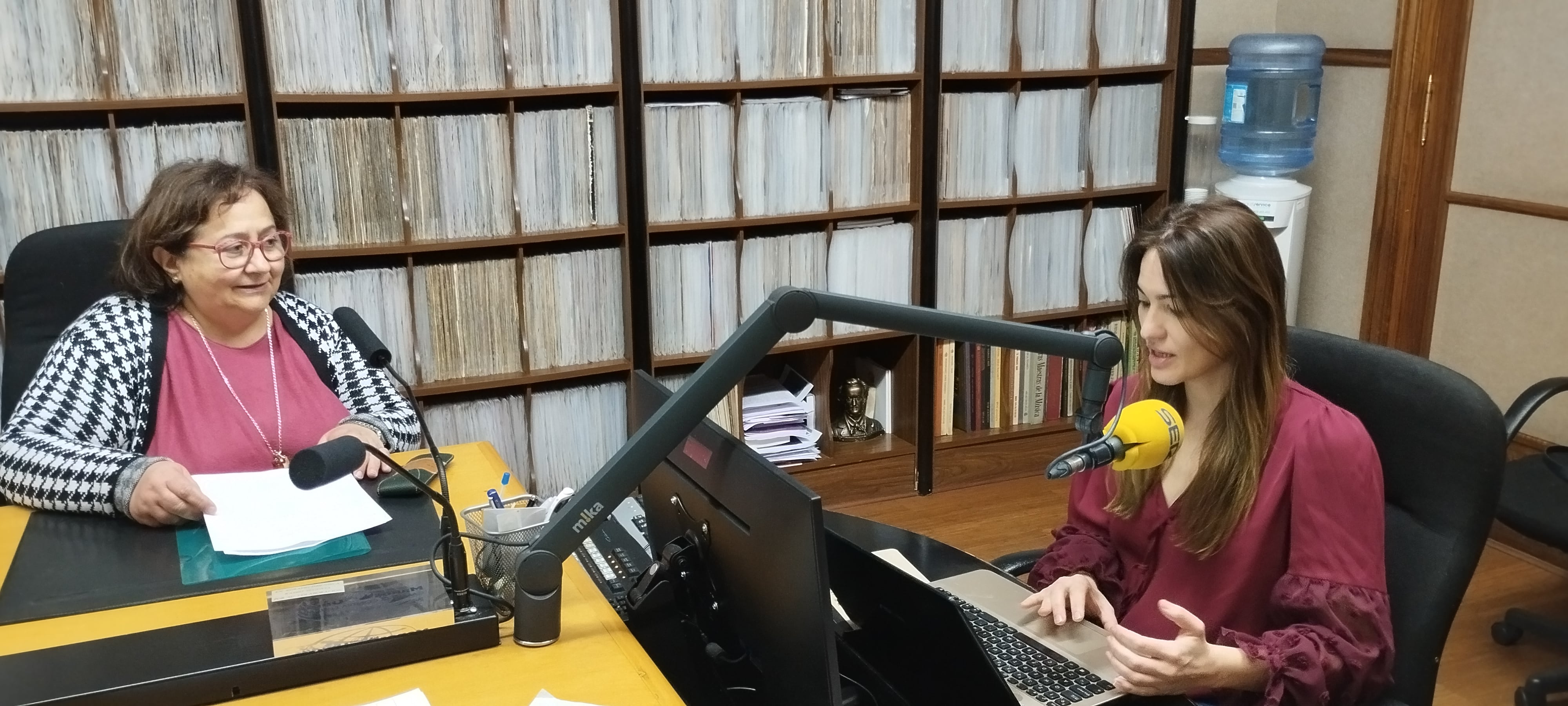 Remedios Muñoz, trabajadora de atención a la discapacidad, delegada UGT y miembro del comité de empresa Fundación Personas durante la entrevista en los estudios de Radio Segovia con María Yagüe, directora de Hoy por Hoy Segovia