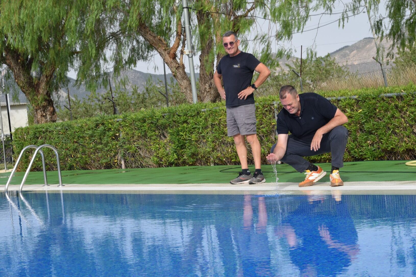 Juan Miguel Bayonas, edil de Deportes supervisa las piscinas de las pedanías