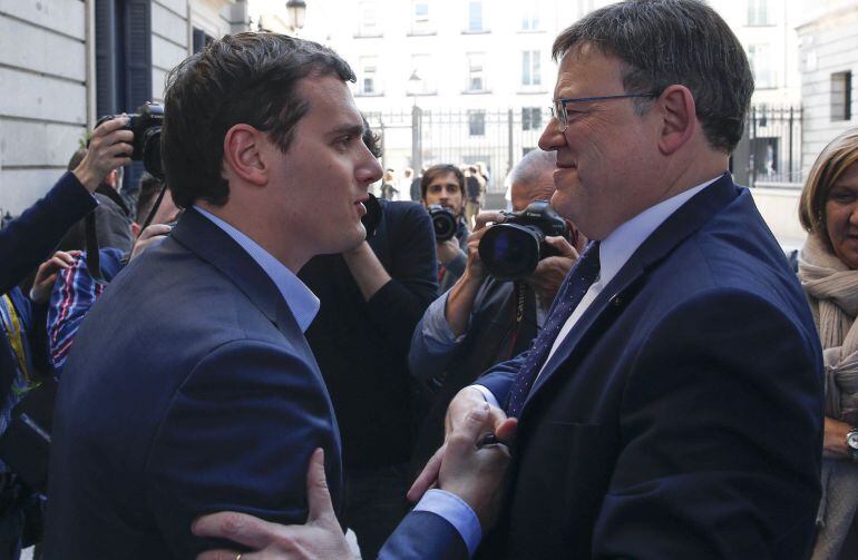 El líder de Ciudadanos, Albert Rivera (i) conversa con el presidente de la Comunidad Valenciama, Ximo Puig, durante el pleno de esta tarde en el Congreso de los Diputados, que celebra el debate para el comienzo de la tramitación parlamentaria de la reform