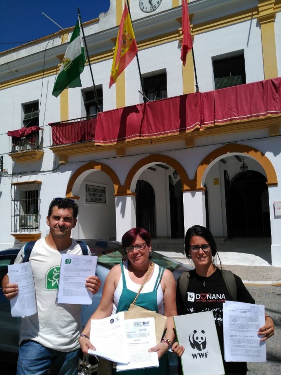 Miembros de Ecologistas en Acción presentan las alegaiones en el Ayuntamiento de Trebujena