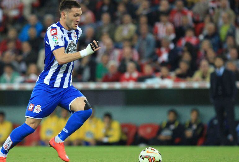 Lucas Pérez conduce el balón en San Mamés