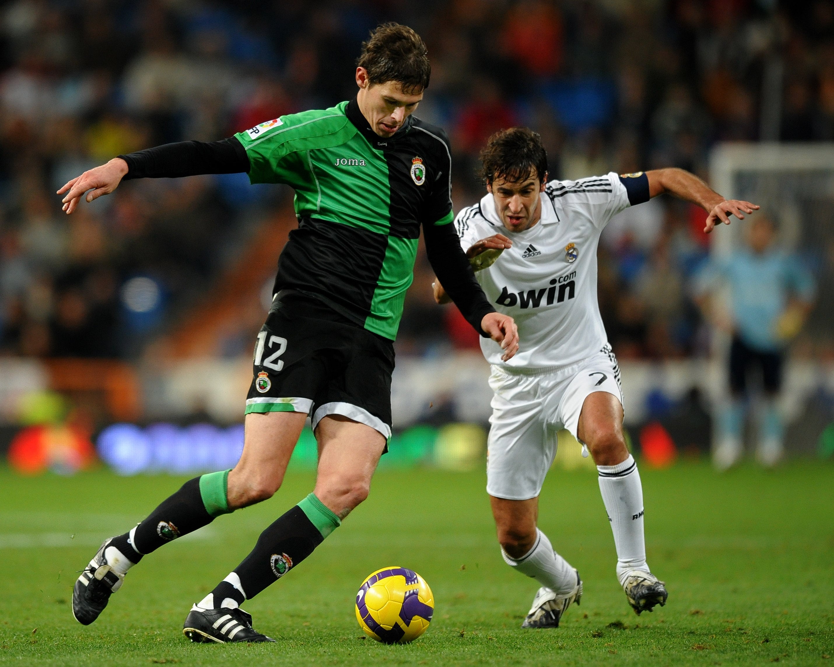Nikola Zigic defiende la camiseta del Racing de Santander en el Bernabéu