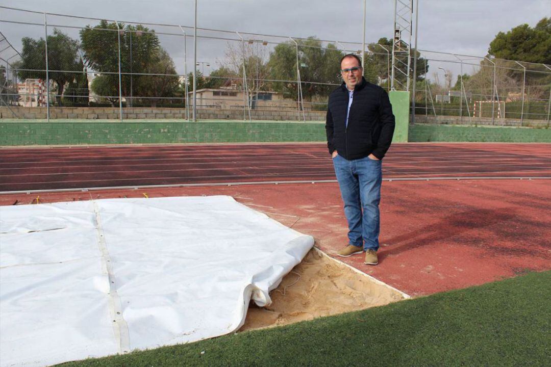 Carlos Vizcaino, edil de Deportes de Novelda, en el Polideportivo Municipal